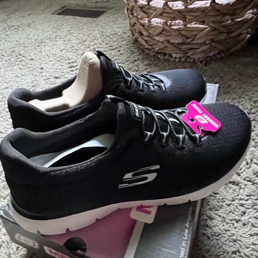 Sketchers memory foam Summit- Brand New -size 8